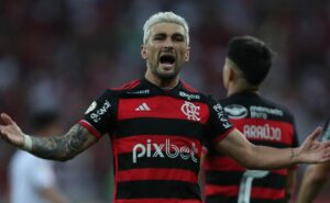 flamengo bate atlético go no maracanã e assume liderança do brasileirão