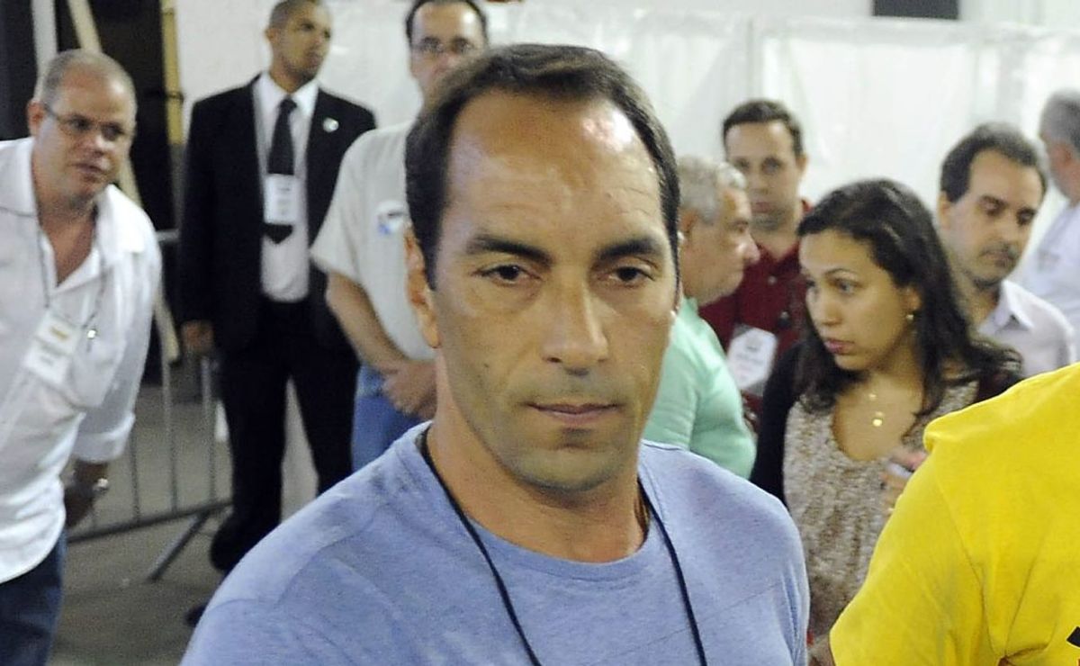 edmundo revela que vasco está próximo de anunciar um zagueiro para temporada