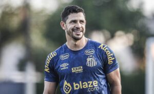 em dia de reapresentação no santos de carille, giuliano inicia transição física no gramado