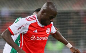 completo absurdo: alan ruschel defende enner valência de torcedor e é expulso