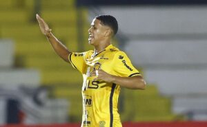 ex vasco, cauan barros se destaca na série b e torcida repercute: “sempre foi bola”