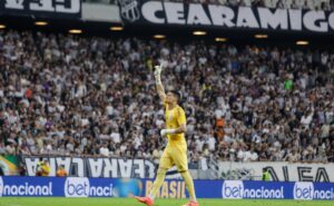 brazão jogou no sacrifício e evita euforia com liderança do santos: “jogo a jogo”