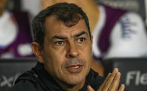 multa de r$ 2 milhões: santos pode perder carille para o corinthians