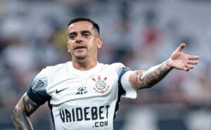 fagner, do corinthians, faz análise do grêmio antes da copa do brasil: "É uma grande equipe"