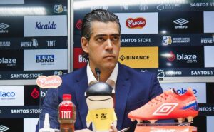 santos oferece projeto para assinar com camisa 10 e paulo bracks tenta fechar grande contratação