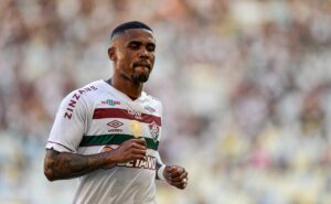 fora dos planos: fluminense decide futuro de douglas costa e +2