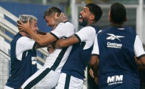 botafogo quase cede, mas vence cuiabá na arena pantanal por 2 a 1