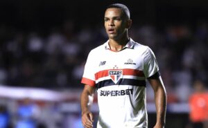 acertado com southampton, juan é criticado pelo torcedor do são paulo contra o fortaleza