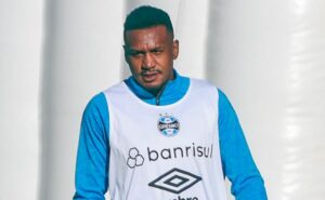 edenílson irrita torcida com ‘gafe’ em publicação de grêmio x cruzeiro com logo da série b