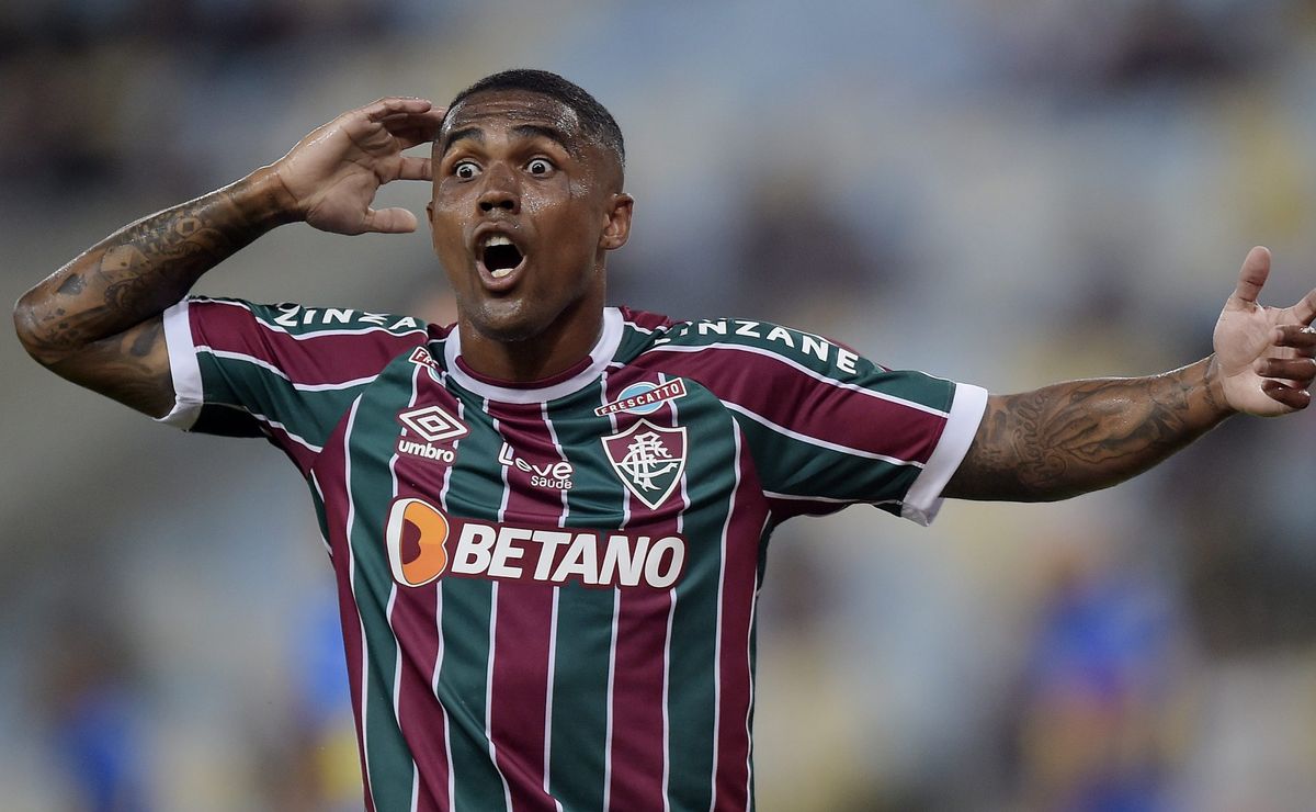 atitude de douglas costa revolta torcida do fluminense, entenda