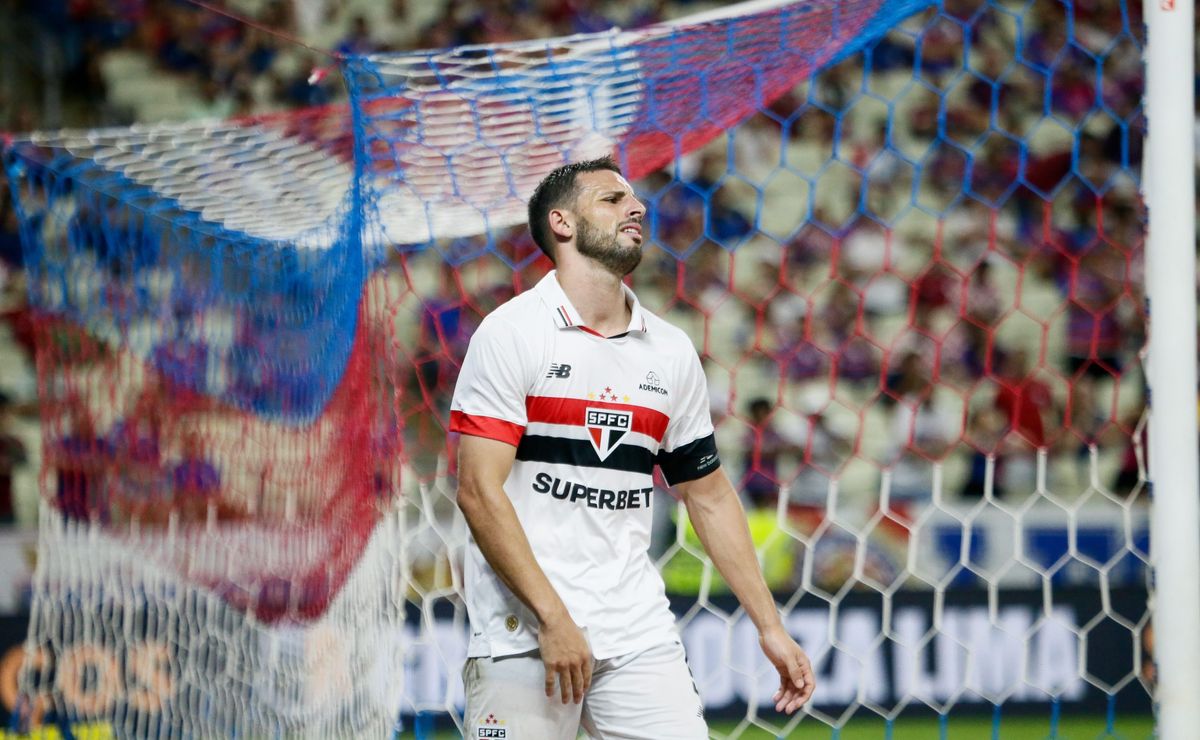 fortaleza vence são paulo em confronto direto pelo g 4 e se aproxima dos líderes