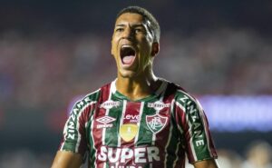 reação da web: kauã elias é destaque da torcida do fluminense após vitória no brasileirão