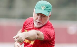 mano menezes faz alerta nos bastidores e fluminense trabalha para contratar atacante de r$ 57 milhões