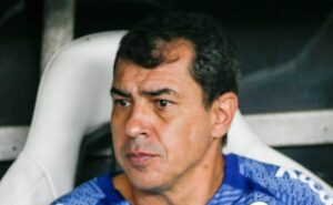 torcida do santos critica carille por situação envolvendo rodrigo ferreira: "pode ir embora"