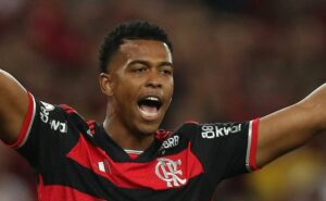 r$ 2,1 milhões de salários: saída de carlinhos do flamengo tem situação exposta e atacante fica no clube onde estar feliz