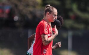 futuro incerto: internacional feminino pode perder isa haas, mas renova com craque e empresta jogadora