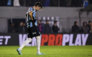 defesa do grêmio comete muitos erros em derrota para juventude