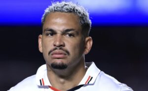 sem critério: torcedores do são paulo reclamam de arbitragem em vitória difícil