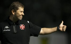 com motivos de sobra, técnico interino do vasco deve continuar no comando do clube