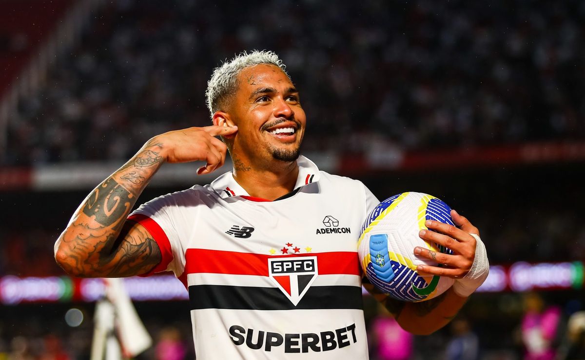 são paulo vence red bull bragantino e entra no g 4 do brasileirão