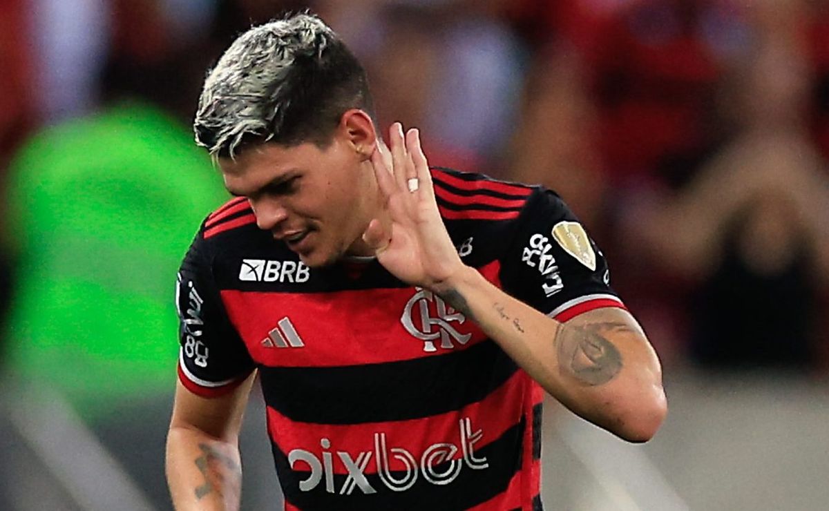 flamengo x cruzeiro: Árbitra do var confirma pênalti em ayrton lucas: "É temerário esse braço"