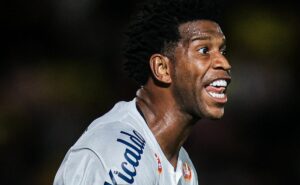 crise no santos: gil e mais 2 têm conversa dura com carille por incômoda situação no peixe