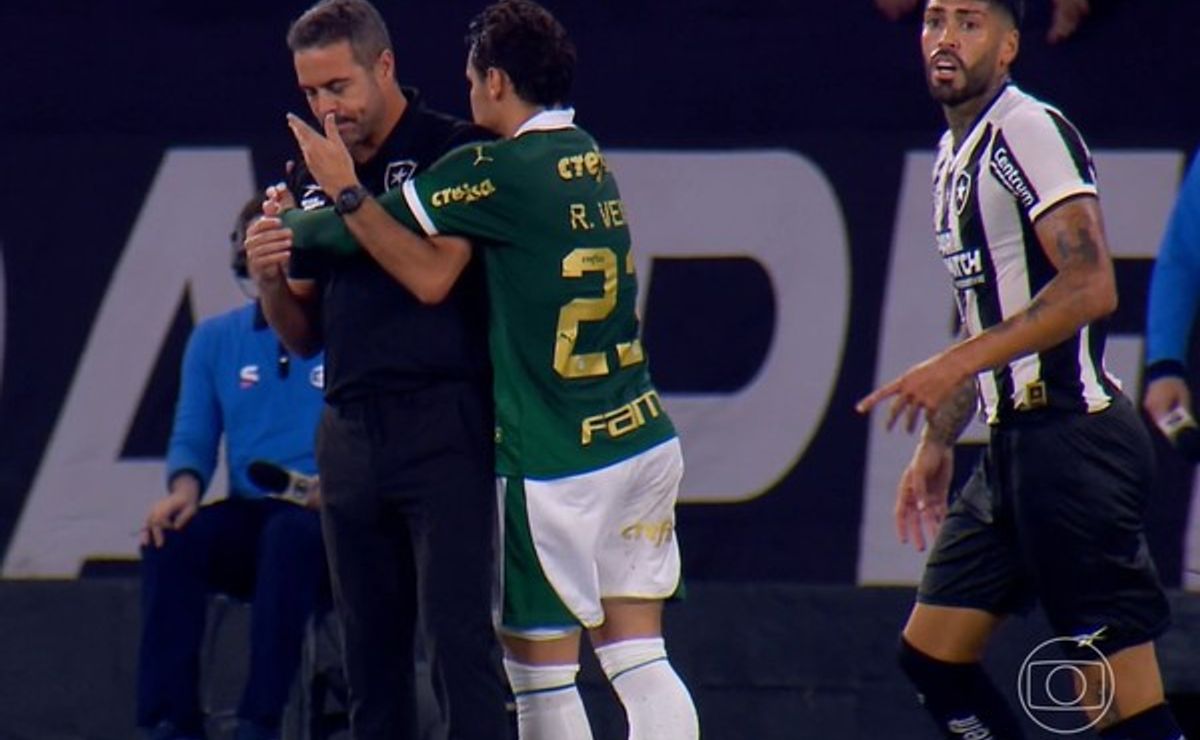 veiga acerta bolada em artur jorge e torcida do botafogo pede punição  