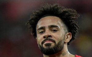 claudinho despista sobre chance de jogar no flamengo: "sempre tem essa pergunta"