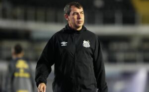 fábio carille fica no santos e não será treinador do corinthians; afirma jornalista