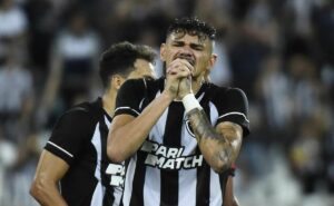 botafogo perde para o cruzeiro e torcida se depara com fantasma: "guardar vez na fila"