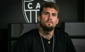 lyanco irrita corinthians e cai nas graças da torcida do atlético mg: “entrou na mente”