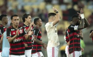 torcida do flamengo aplaude o time após empate com o cuiabá, pelo brasileirão série a