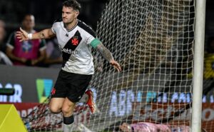 vasco joga bem e bate o fortaleza por 2 a 0 no são januário