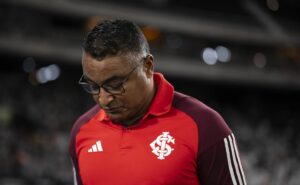 internacional desperdiça chances, empata com rosário central e diz adeus à sul americana; torcida reage