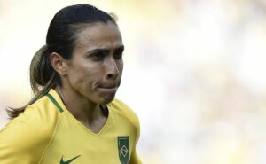 marta é expulsa, brasil perde para a espanha e classificação fica em risco nos jogos olímpicos