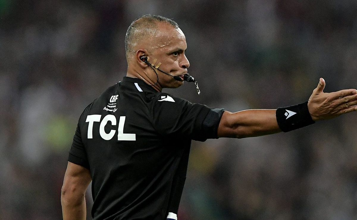 “caseiro”: torcida do palmeiras reclama da arbitragem de wilton pereira sampaio