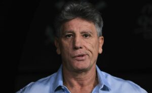renato gaúcho se revolta com arbitragem de corinthians x grêmio: "isso mancha ainda mais"