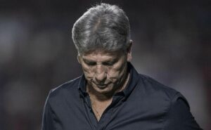 “bruxismo”: renato gaúcho é extremamente criticado em ‘vacilo’ do grêmio