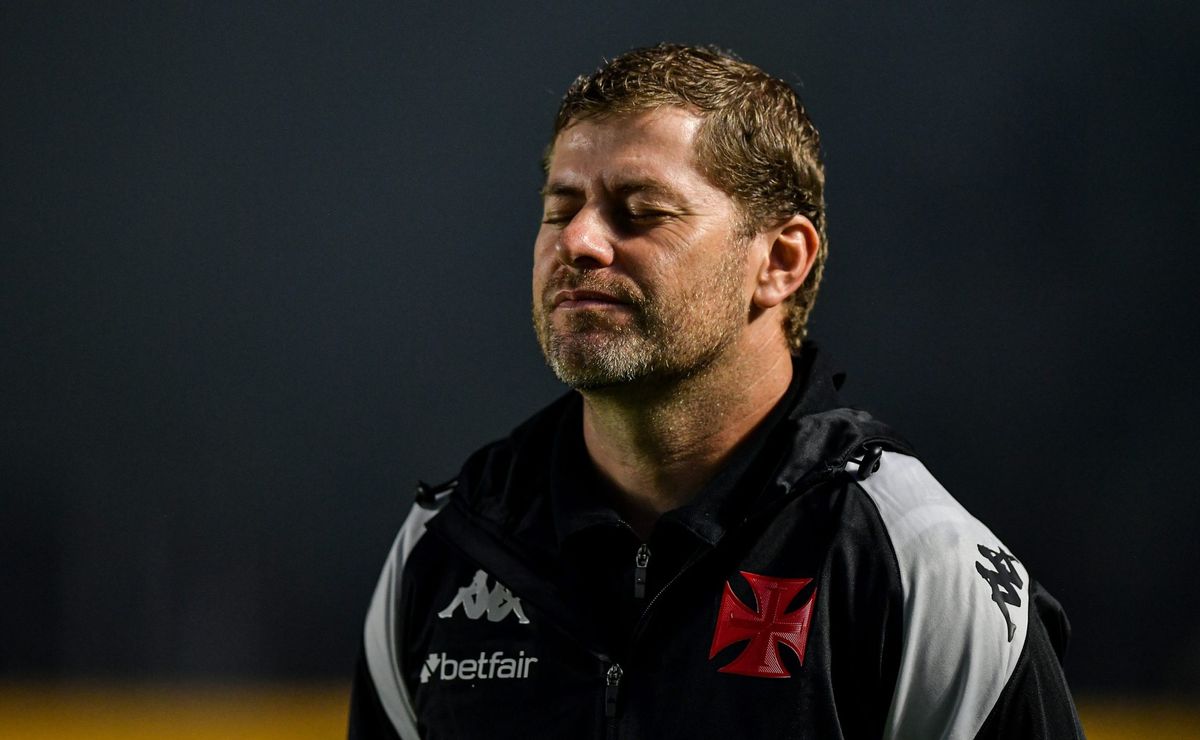 rafael paiva destaca evolução do vasco e aponta sobre possibilidade de ser efetivado no cargo