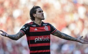 na vitória do flamengo sobre atlético go, pedro recebe o 3° cartão amarelo e cumpre suspensão