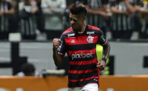 flamengo amassa atlético mg fora de casa e dispara na liderança; confira as notas