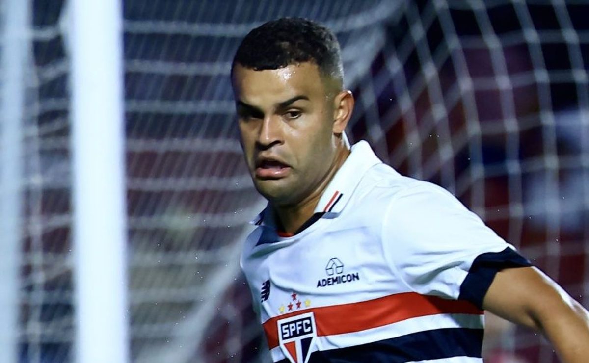 grave lesão de alisson obriga o são paulo a agir de forma mais incisiva no mercado em busca de substituto  