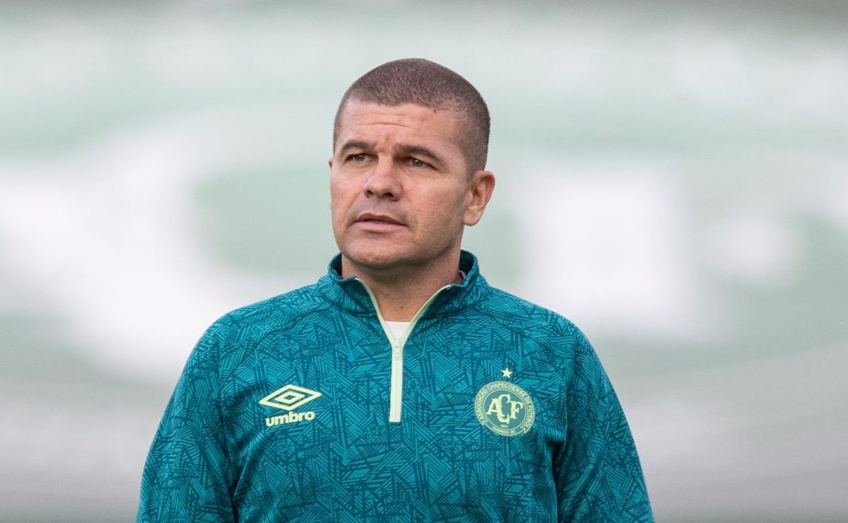 umberto louzer, treinador da chapecoense, analisa vitória do santos: "não podemos ofertar aos adversários tantas possibilidades"