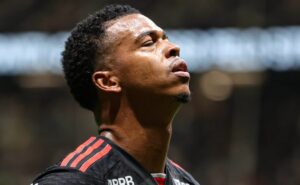 carlinhos está deixando o flamengo e acertando com outro clube brasileiro; matheus gonçalves vai junto