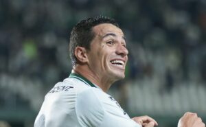 Ídolo do internacional, leandro damião deixa o coritiba com apenas três gols marcados