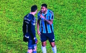reinaldo discute com marchesín em empate do grêmio e cena repercute