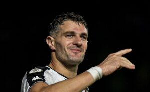 vegetti lidera estatística de duelos aéreos no brasileirão e ajuda o vasco na tabela