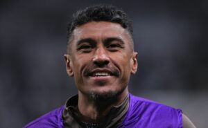 dois meses após a saída, paulinho tem futuro indefinido na carreira e mantém influência no corinthians