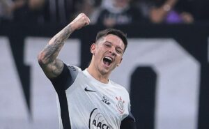 rodrigo garro ajuda o corinthians a vencer o vitória e alcança estatística importante na série a
