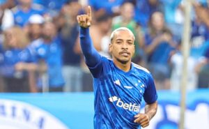 torcida do cruzeiro se rende a matheus pereira contra o corinthians